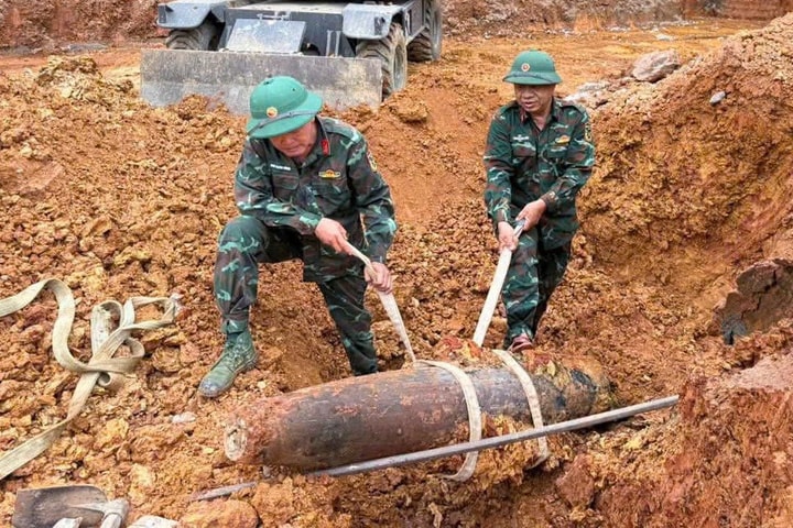 Phát hiện và hủy nổ thành công quả bom khoảng 250kg còn nguyên kíp nổ