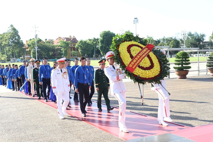 Đại biểu dự Đại hội Đoàn toàn quốc lần thứ XIII báo công và viếng Lăng Bác