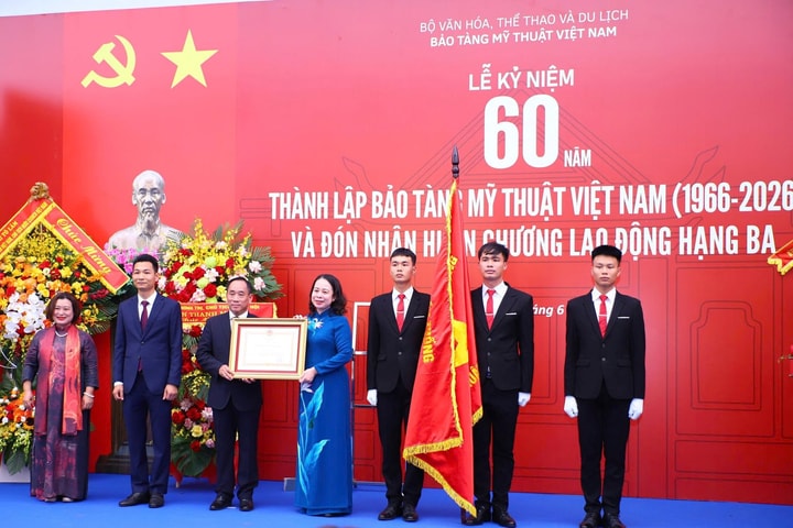 Phó Chủ tịch nước Võ Thị Ánh Xuân trao Huân chương Lao động hạng Ba tặng Bảo tàng Mỹ thuật Việt Nam