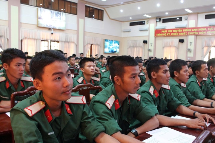 Quân khu 5 đối thoại dân chủ với cán bộ, chiến sĩ Bộ CHQS tỉnh Gia Lai