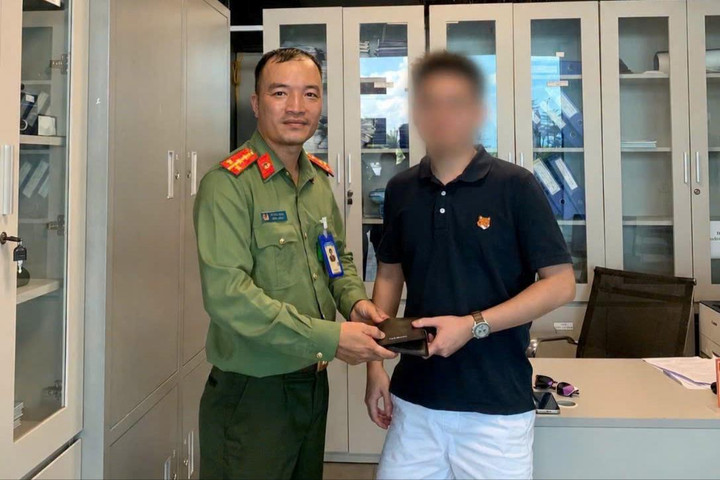 Lực lượng an ninh hàng không trao trả tài sản cho người đánh mất