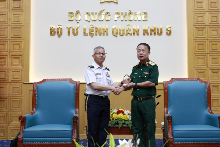 Đoàn sĩ quan Nhật Bản chào xã giao BTL Quân khu 5