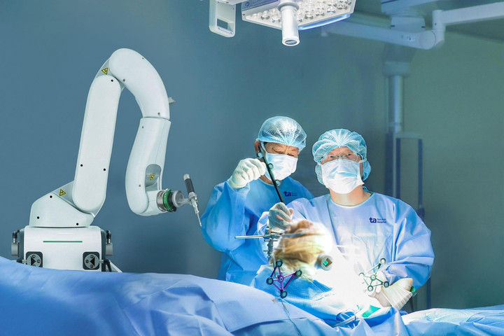 Bệnh viện đầu tiên đạt 3 chứng nhận quốc tế với robot AI thay khớp