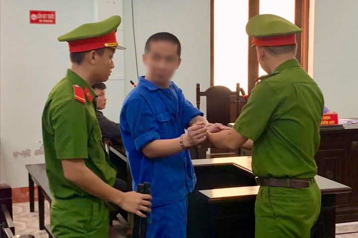 Mâu thuẫn tại điểm bán hoa Tết, dùng kiếm chém đối phương