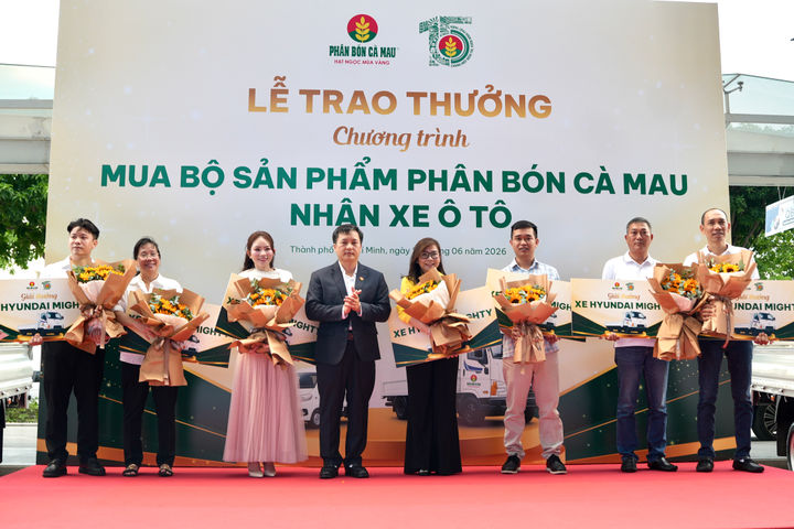 Phân bón Cà Mau trao thưởng cho nhà phân phối xuất sắc