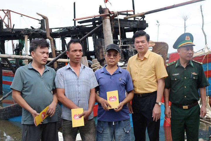 Kịp thời hỗ trợ ngư dân sau vụ cháy 3 tàu cá