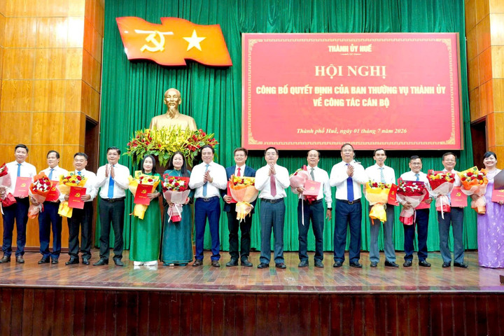 Huế công bố, trao quyết định điều động, bổ nhiệm nhiều cán bộ chủ chốt