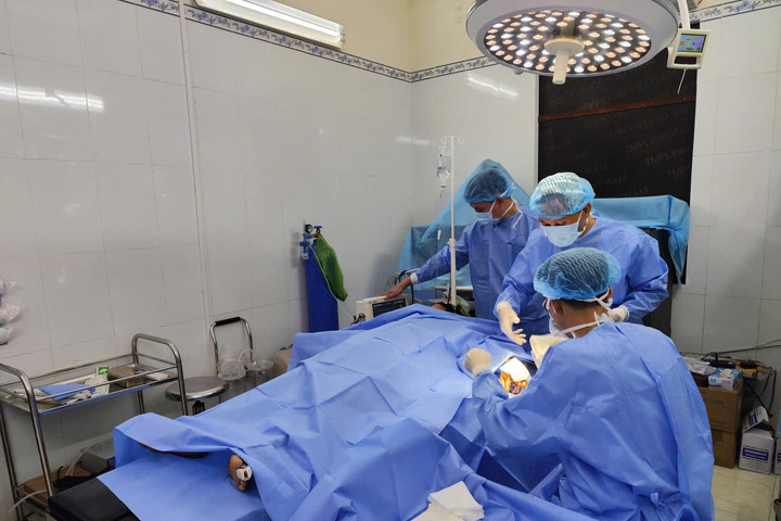 Quân y Trường Sa liên tiếp cấp cứu hai ngư dân gặp nạn trên biển