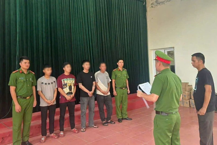 Lao vào đánh người vì "nháy đèn pha xe máy"