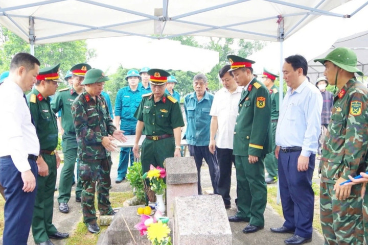 Lấy mẫu ADN hài cốt liệt sĩ tại Nghĩa trang Triệu Sơn