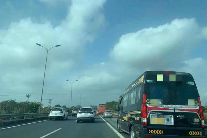 Xe khách ngang nhiên chạy vào làn dừng khẩn cấp, tài xế bị xử phạt
