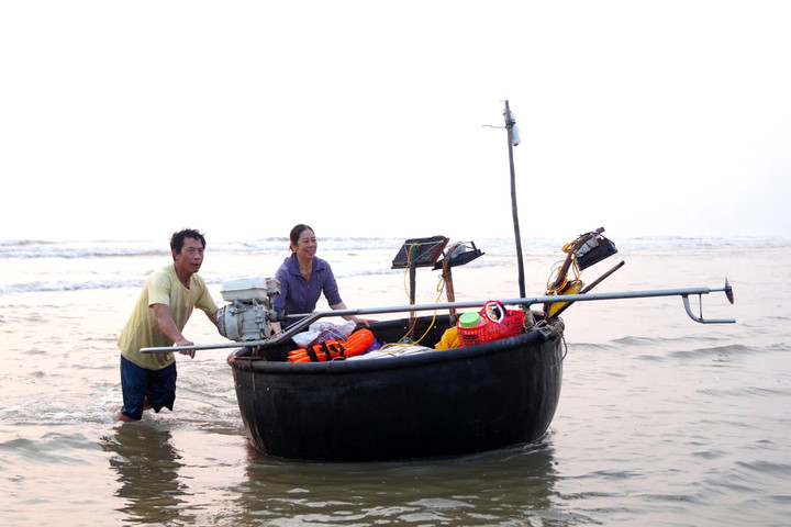 Những phận người theo sóng mưu sinh