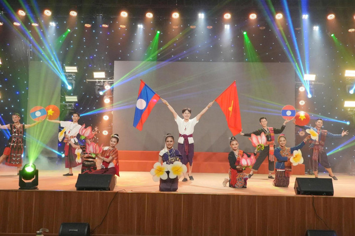 Giao lưu văn nghệ, thể thao vun đắp tình hữu nghị đặc biệt Việt - Lào