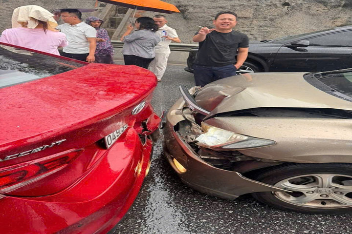 Hai vụ tai nạn liên hoàn trên cao tốc, giao thông ùn tắc nhiều giờ
