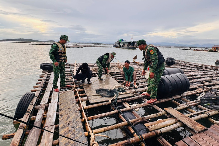Biên phòng Trà Cổ hỗ trợ ngư dân ứng phó bão số 1