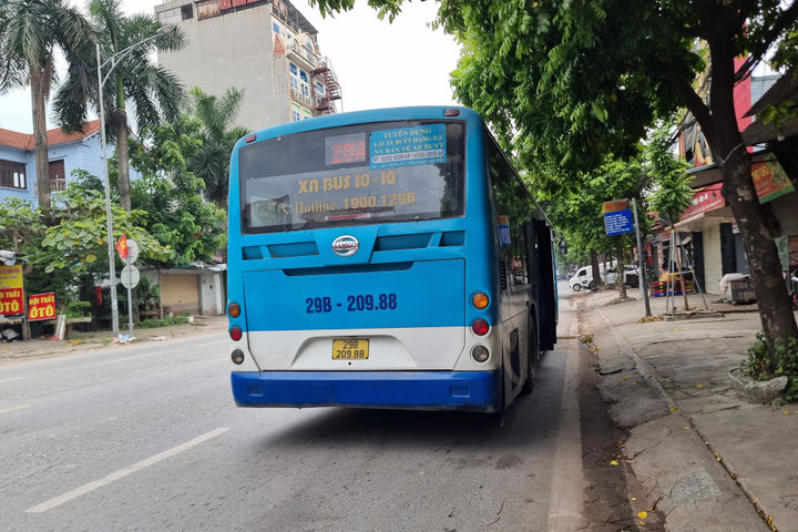 Hà Nội kéo dài thời gian dùng thẻ xe buýt miễn phí không gắn chip