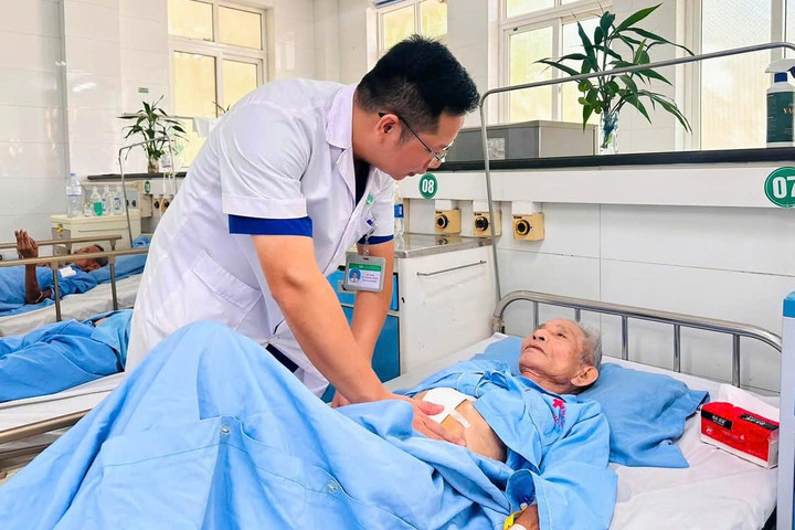 Cứu sống cụ ông 80 tuổi mắc khối u đầu tụy phức tạp