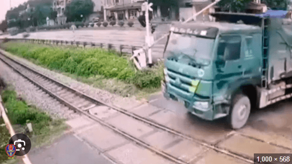 CSGT tăng cường kiểm tra, xử lý hơn 40 trường hợp vi phạm tại đường ngang