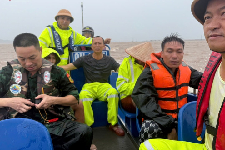 Cứu thành công 3 thuyền viên trên tàu bị chìm do ảnh hưởng của bão số 1