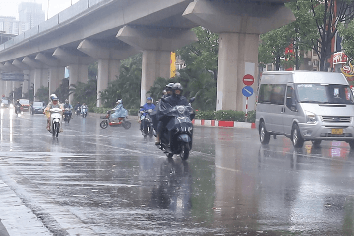Hà Nội mưa dông nhiều nơi, 4 tỉnh miền núi cảnh báo lũ quét, sạt lở