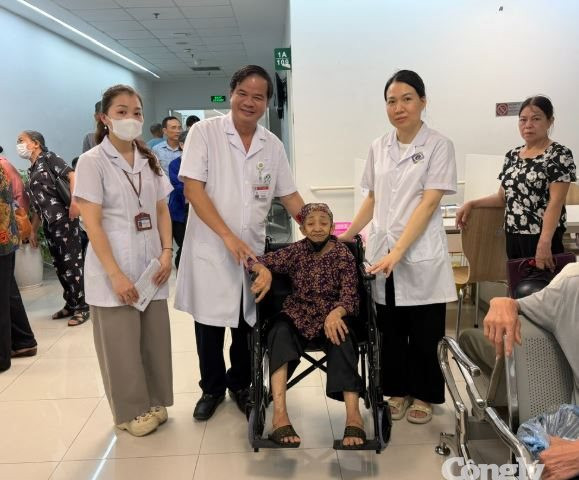 Giám đốc Bệnh viện Bạch Mai trực tiếp khám sức khỏe miễn phí cho người có công tại Ninh Bình