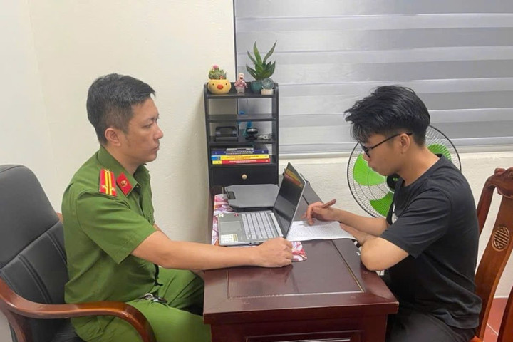 Giả vờ hỏi mua xe SH, kéo lê nhân viên hơn 100m
