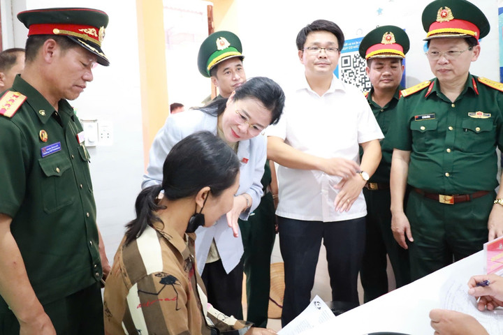 Hơn 600 người dân vùng biên giới Việt – Lào được khám, cấp thuốc miễn phí
