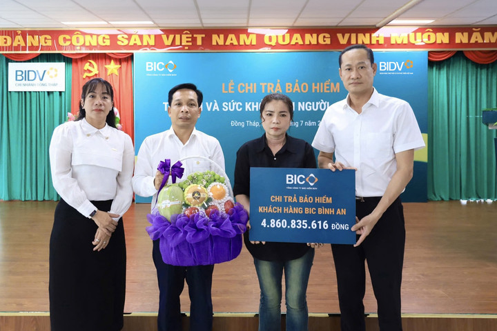 Chi trả hơn 4,8 tỷ đồng quyền lợi bảo hiểm cho khách hàng BIDV Đồng Tháp