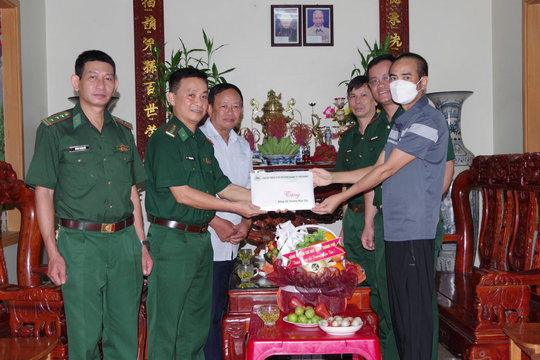 Đồng đội chung tay hỗ trợ thiếu tá vượt qua bệnh hiểm nghèo