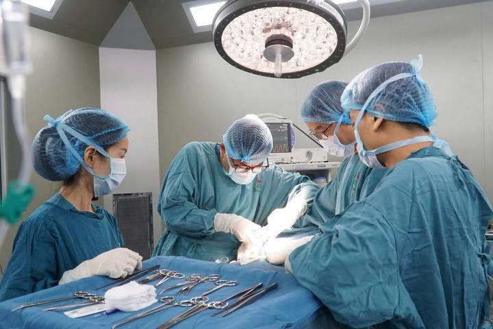 Phẫu thuật thành công ca ung thư tuyến giáp xâm lấn động mạch cảnh, thực quản