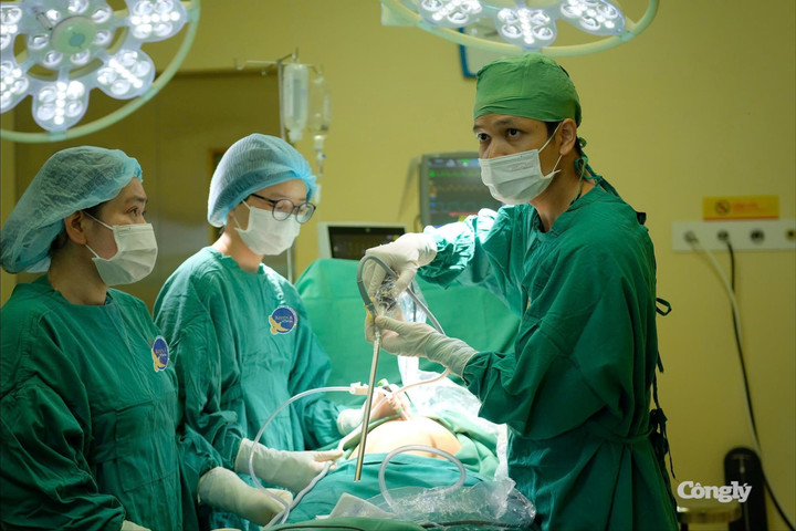 Phát hiện u buồng trứng khổng lồ sau khi đau bụng dữ dội