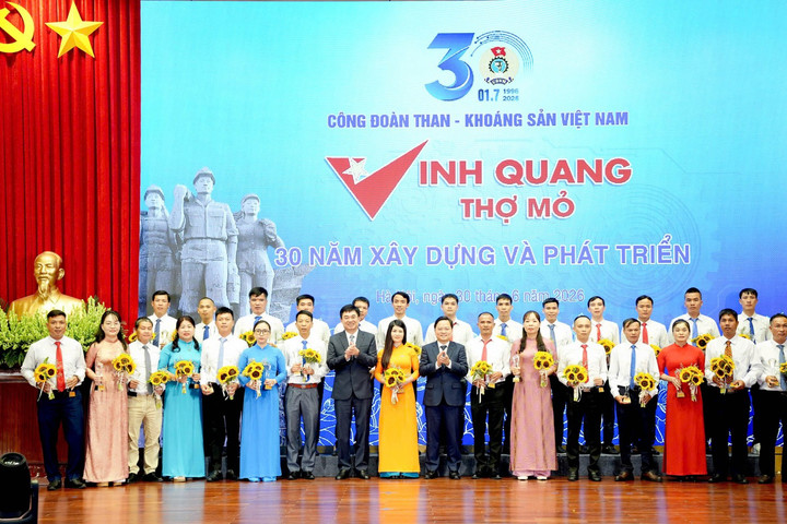 3 cá nhân Than Mạo Khê được xướng tên tại "Vinh quang thợ mỏ"