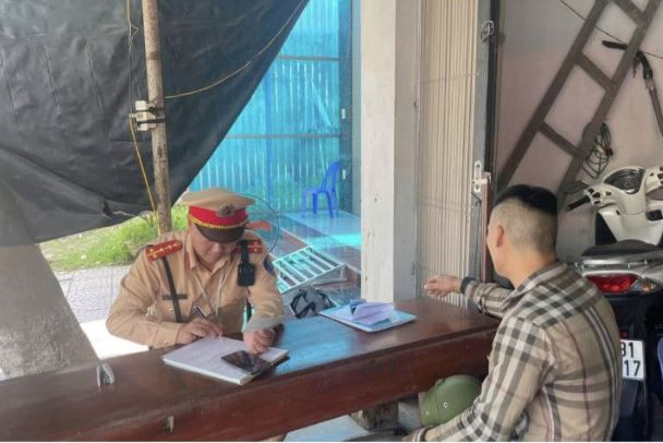 Chở đất làm rơi vãi trên Quốc lộ 70, tài xế xe tải bị phạt 3 triệu đồng