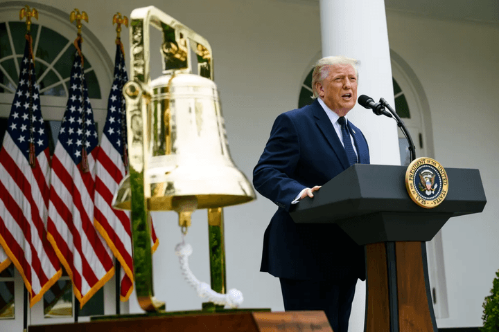Ông Trump nói sẽ thu phí 20% hàng hóa đi qua eo biển Hormuz