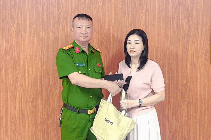 Công an Cát Hải kịp thời tìm lại tài sản thất lạc cho khách du lịch