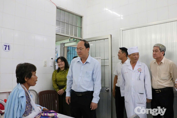 Bí thư Tỉnh uỷ Cà Mau thăm hỏi bệnh nhân bị thương do dông lốc