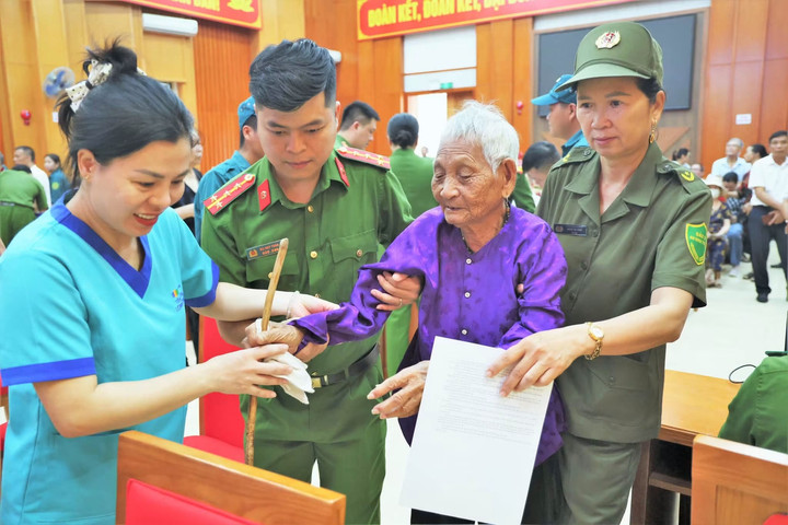 Những cuộc chờ đợi kéo dài gần một đời người