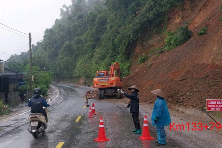 Mưa lớn gây sạt lở hàng nghìn m3 đất đá trên QL3 và QL6