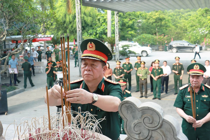Đại tướng Nguyễn Trọng Nghĩa tri ân các Anh hùng liệt sĩ tại nghĩa trang Vị Xuyên