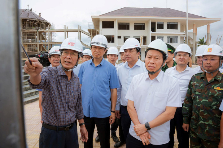 Phó Thủ tướng Lê Tiến Châu kiểm tra tiến độ xây dựng trường nội trú cho các xã biên giới tại Huế