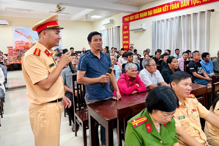 Huế: Tuyên truyền pháp luật về ATGT đường thủy cho ngư dân phá Tam Giang