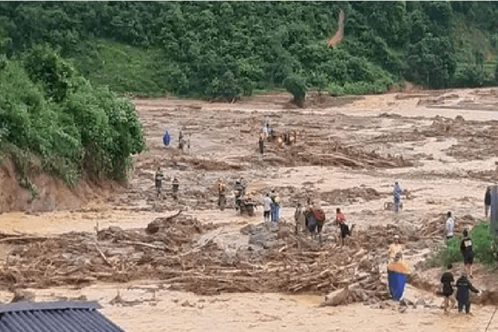 Mưa lớn, cảnh báo lũ quét ở Lai Châu, biển động do gió mạnh