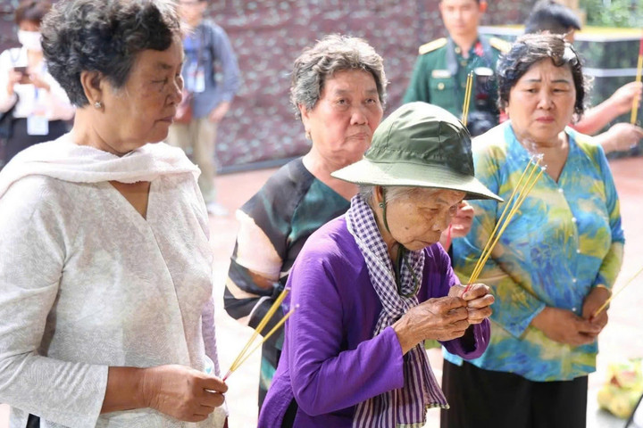 Những mối tình thủy chung viết bằng lòng yêu nước