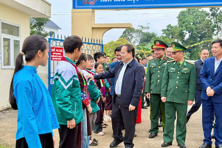 Quảng Ninh dự kiến thí điểm đưa đón học sinh bằng xe bus điện từ năm học 2026-2027
