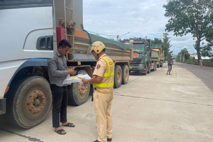 Gia Lai kiểm tra gắt xe chở vật liệu, buộc tháo dỡ thùng xe cơi nới