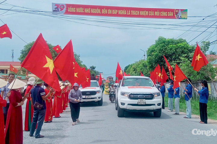Hàng nghìn người dân cầm cờ Tổ quốc đón liệt sĩ trở về quê hương sau hơn nửa thế kỷ