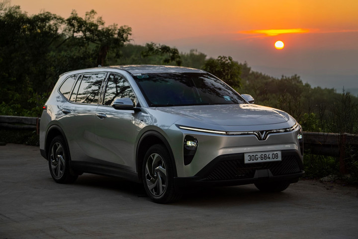 Từ xe công nghệ tới xe tự lái, người dùng ngày càng mê VinFast Limo Green