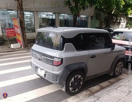 CSGT xử lý tài xế vi phạm đỗ xe trên vạch qua đường từ phản ánh của người dân
