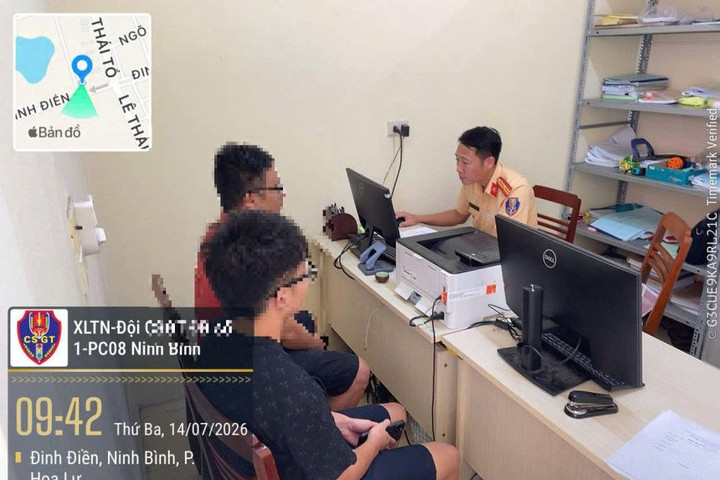 Đánh võng xe máy điện trên phố, nam thiếu niên 16 tuổi bị xử phạt 4,5 triệu đồng