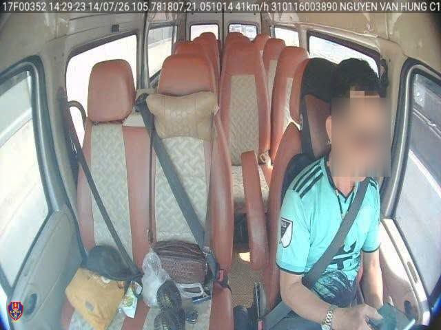 Tài xế xe khách bị lập biên bản vì dùng điện thoại khi điều khiển phương tiện
